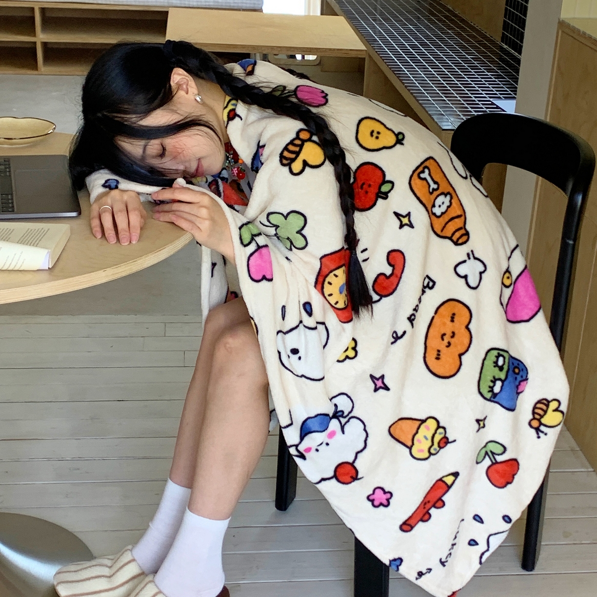 91家纺网 家纺一手货源 找家纺 桃喜 2025秋冬新款双面牛奶绒披肩毯毛毯毯子 涂鸦乐园（双面绒披肩毯）