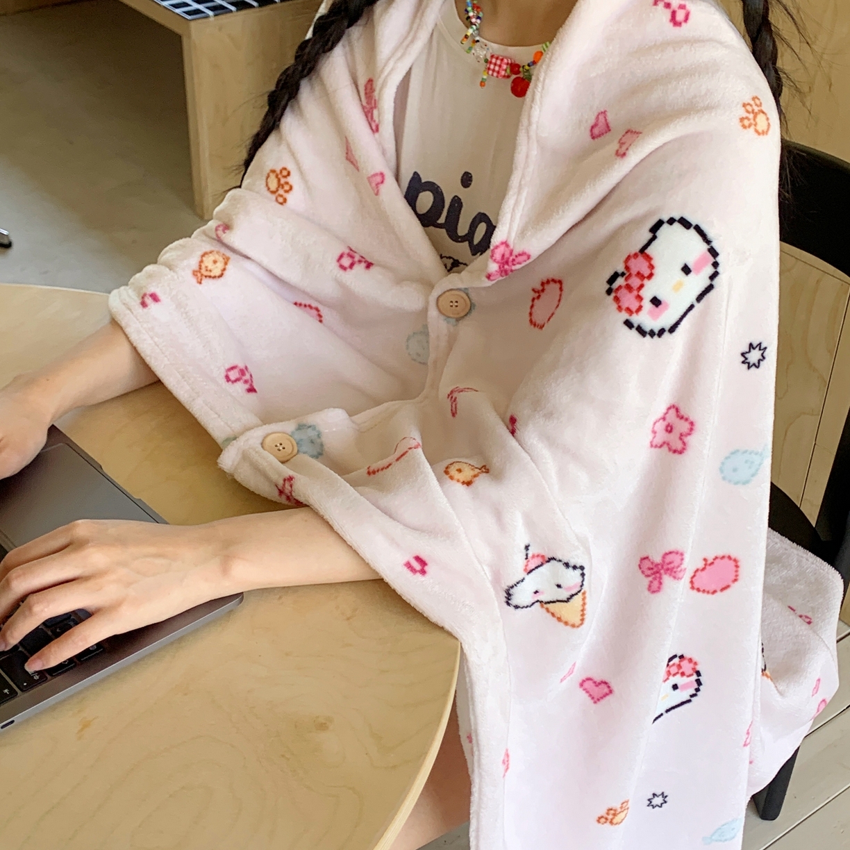 91家纺网 家纺一手货源 找家纺 桃喜 2025秋冬新款双面牛奶绒披肩毯毛毯毯子 马赛克小猫粉（双面绒披肩毯）