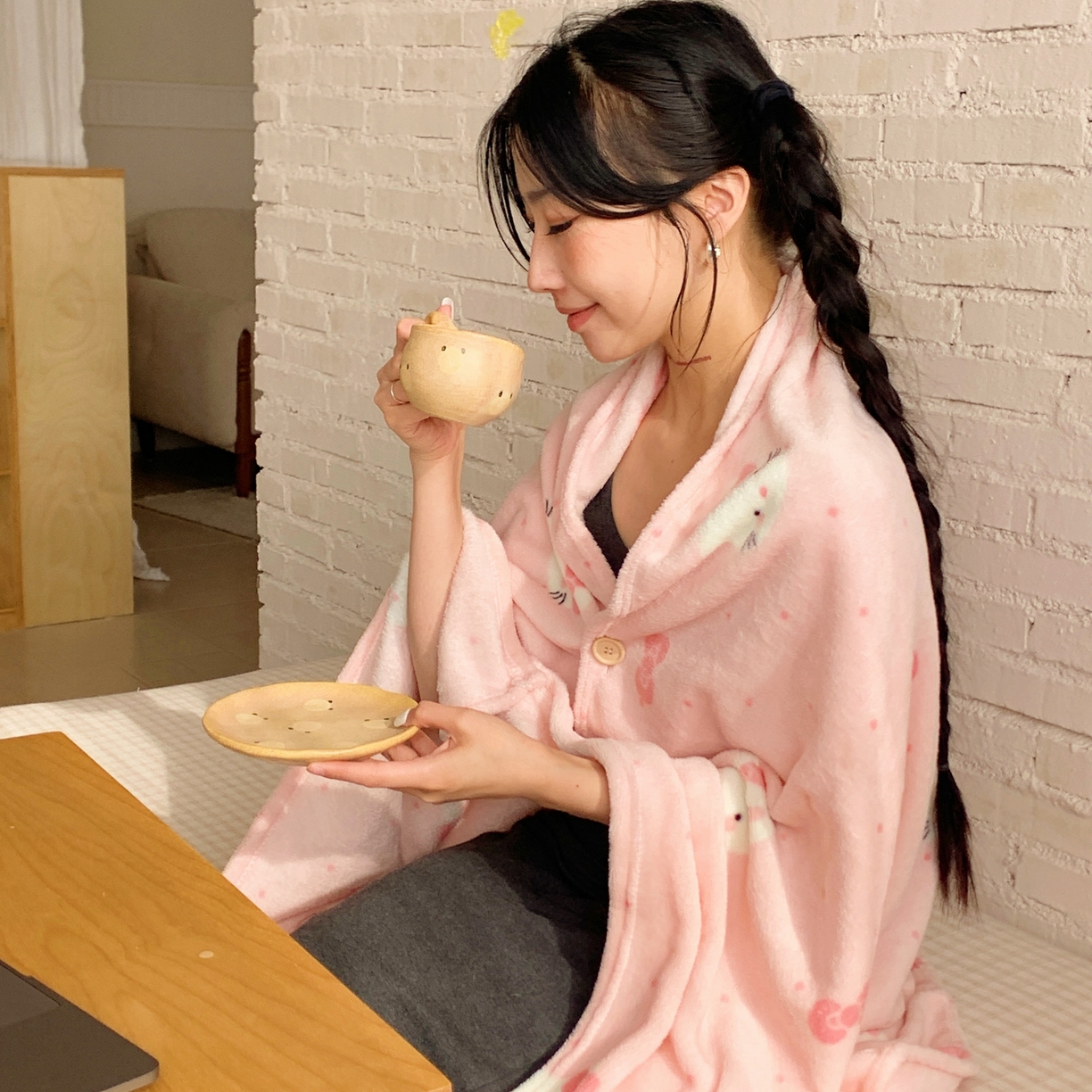 91家纺网 家纺一手货源 找家纺 桃喜 2025秋冬新款双面牛奶绒披肩毯毛毯毯子 超甜小猫（双面绒披肩毯）