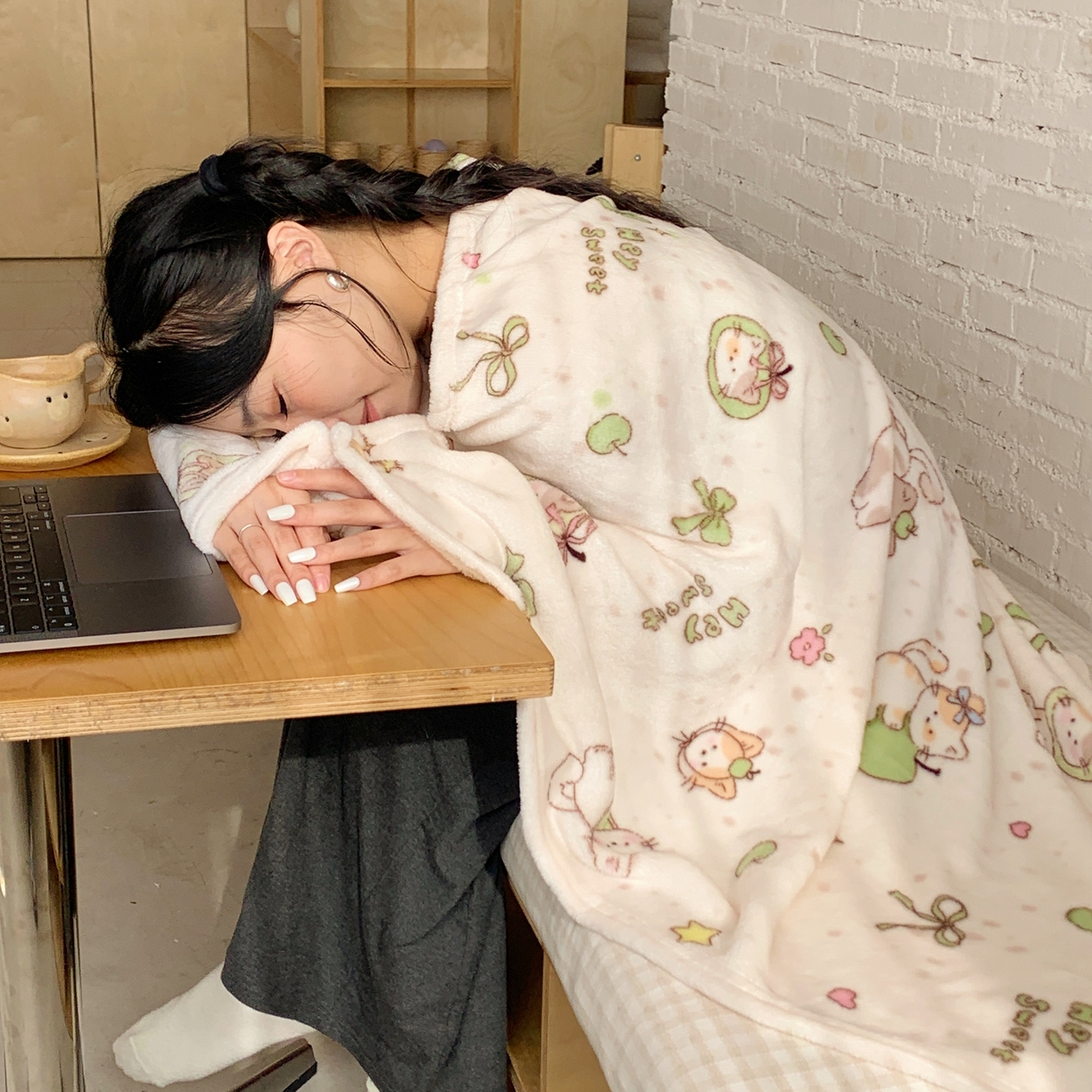 91家纺网 家纺一手货源 找家纺 桃喜 2025秋冬新款双面牛奶绒披肩毯毛毯毯子 绿苹果小猫（双面绒披肩毯）