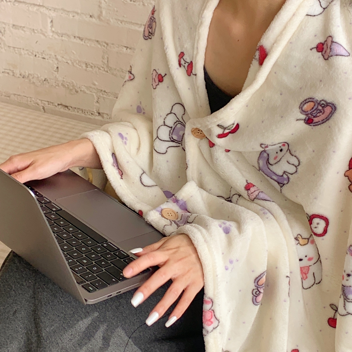 91家纺网 家纺一手货源 找家纺 桃喜 2025秋冬新款双面牛奶绒披肩毯毛毯毯子 红苹果狗狗（双面绒披肩毯）