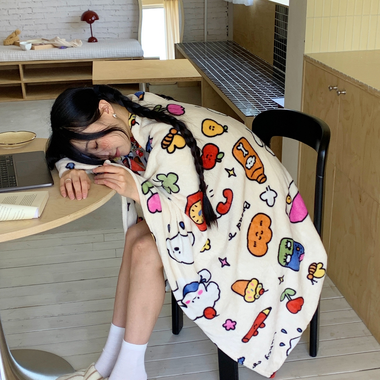 91家纺网 家纺一手货源 找家纺 桃喜 2025秋冬新款双面牛奶绒披肩毯毛毯毯子 涂鸦乐园（双面绒披肩毯）