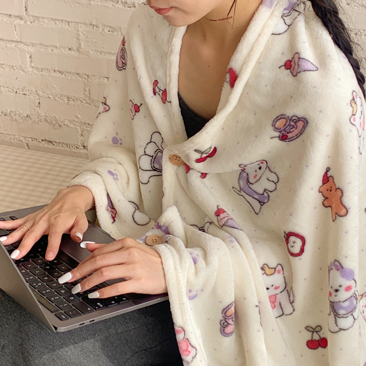 91家纺网 家纺一手货源 找家纺 桃喜 2025秋冬新款双面牛奶绒披肩毯毛毯毯子 红苹果狗狗（双面绒披肩毯）