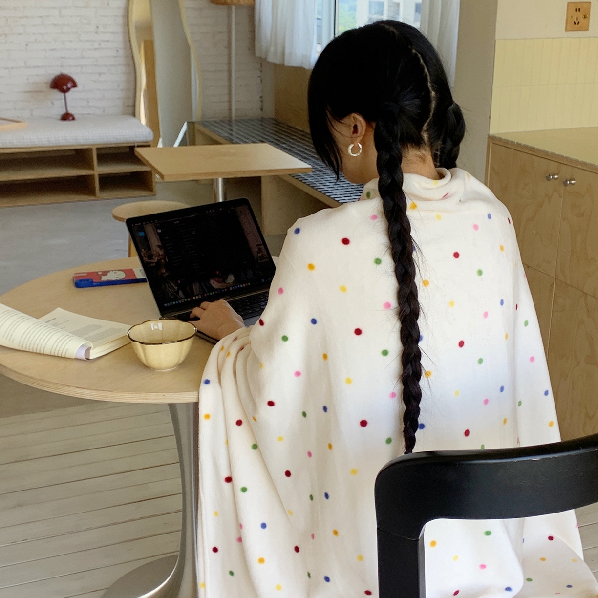 91家纺网 家纺一手货源 找家纺 桃喜 2025秋冬新款双面牛奶绒披肩毯毛毯毯子 彩色波点（双面绒披肩毯）