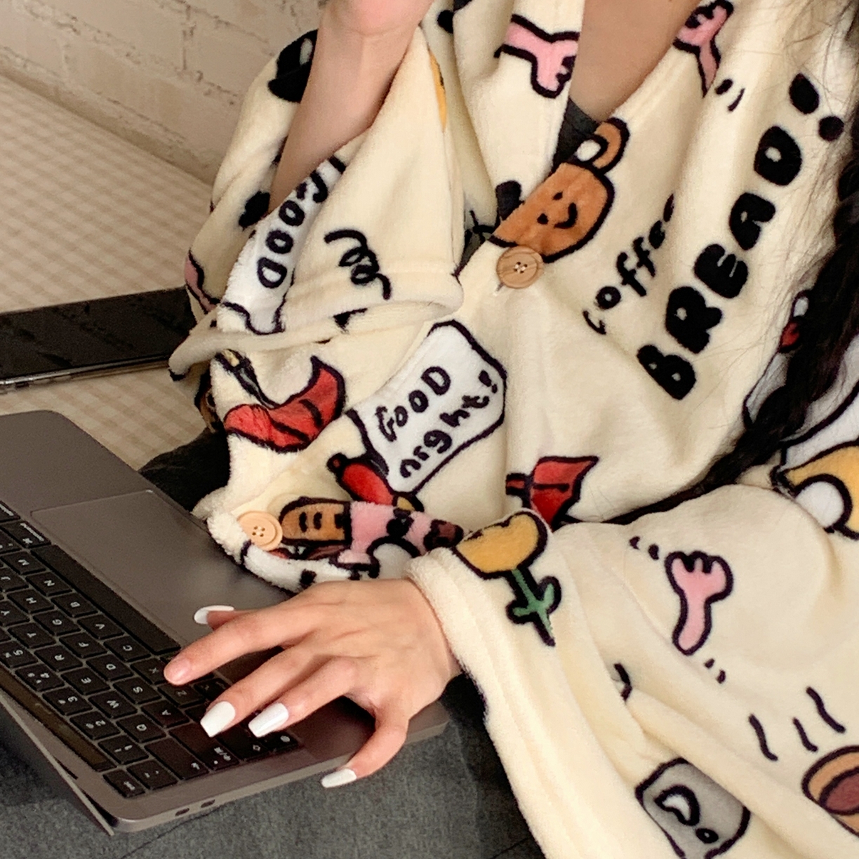 91家纺网 家纺一手货源 找家纺 桃喜 2025秋冬新款双面牛奶绒披肩毯毛毯毯子 小猫笔记（双面绒披肩毯）