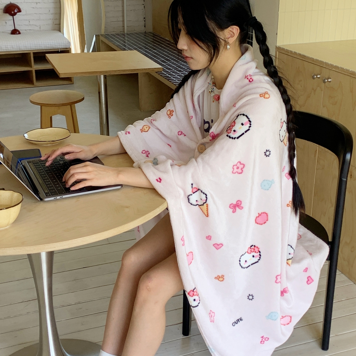 91家纺网 家纺一手货源 找家纺 桃喜 2025秋冬新款双面牛奶绒披肩毯毛毯毯子 马赛克小猫粉（双面绒披肩毯）