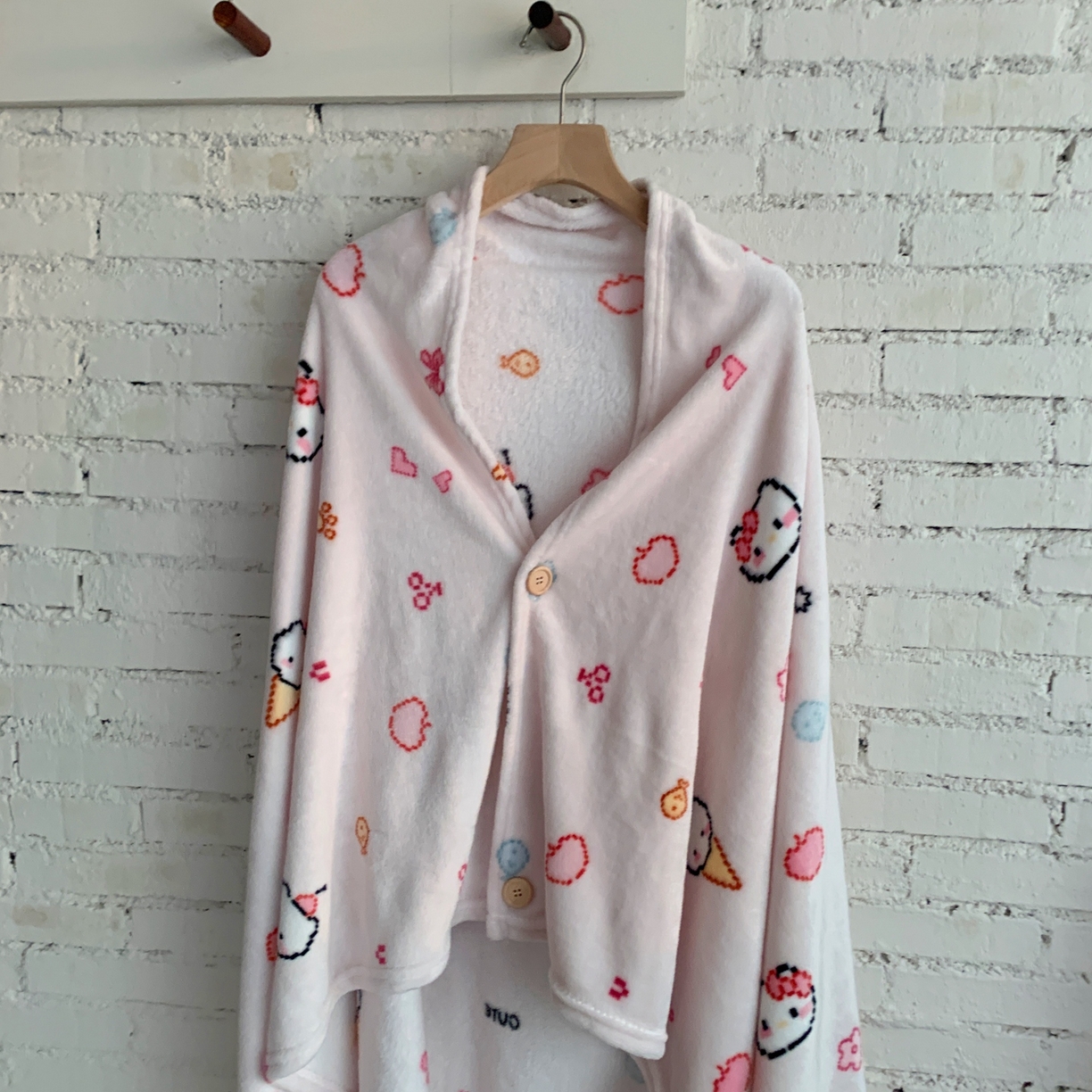 91家纺网 家纺一手货源 找家纺 桃喜 2025秋冬新款双面牛奶绒披肩毯毛毯毯子 马赛克小猫粉（双面绒披肩毯）