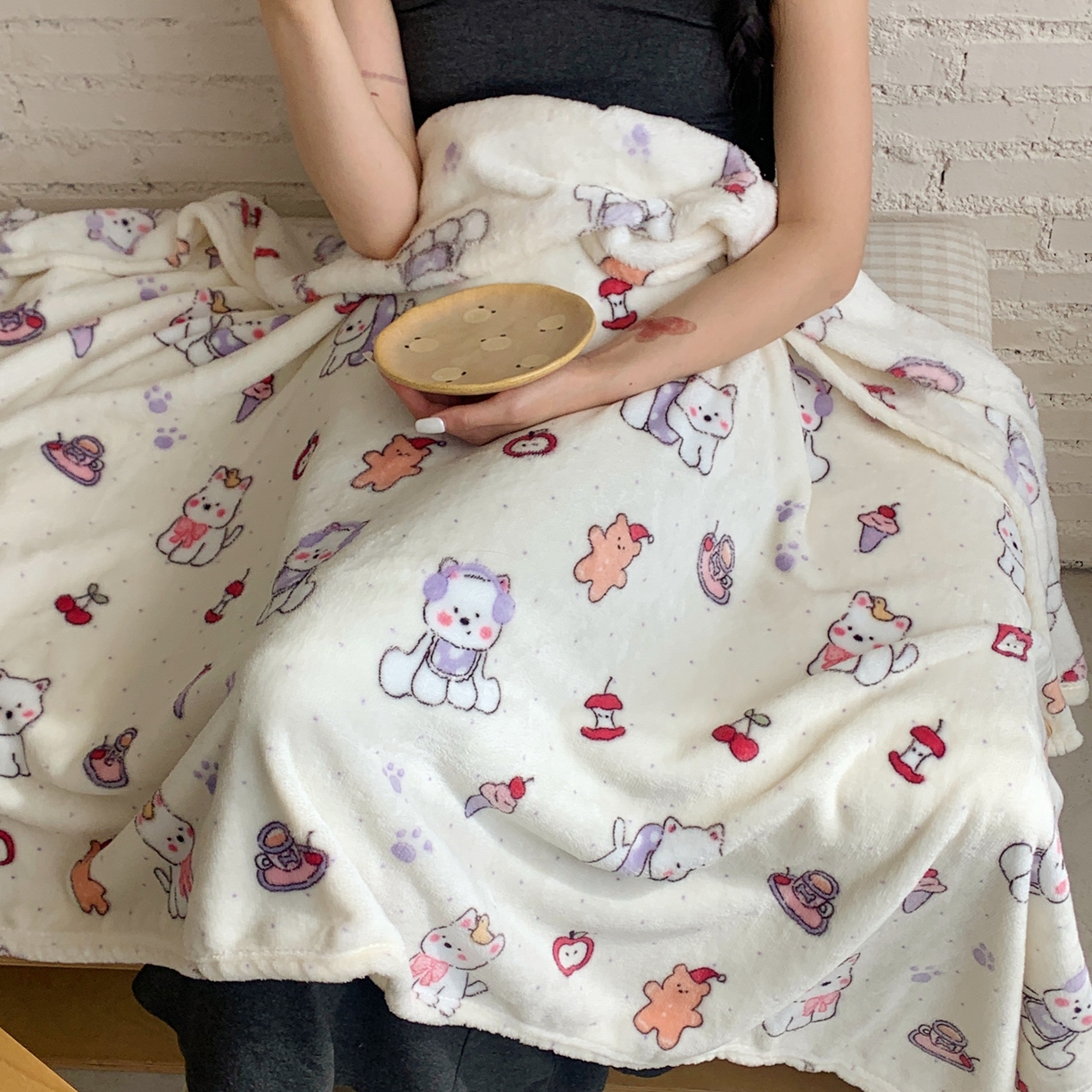 91家纺网 家纺一手货源 找家纺 桃喜 2025秋冬新款双面牛奶绒披肩毯毛毯毯子 红苹果狗狗（双面绒披肩毯）