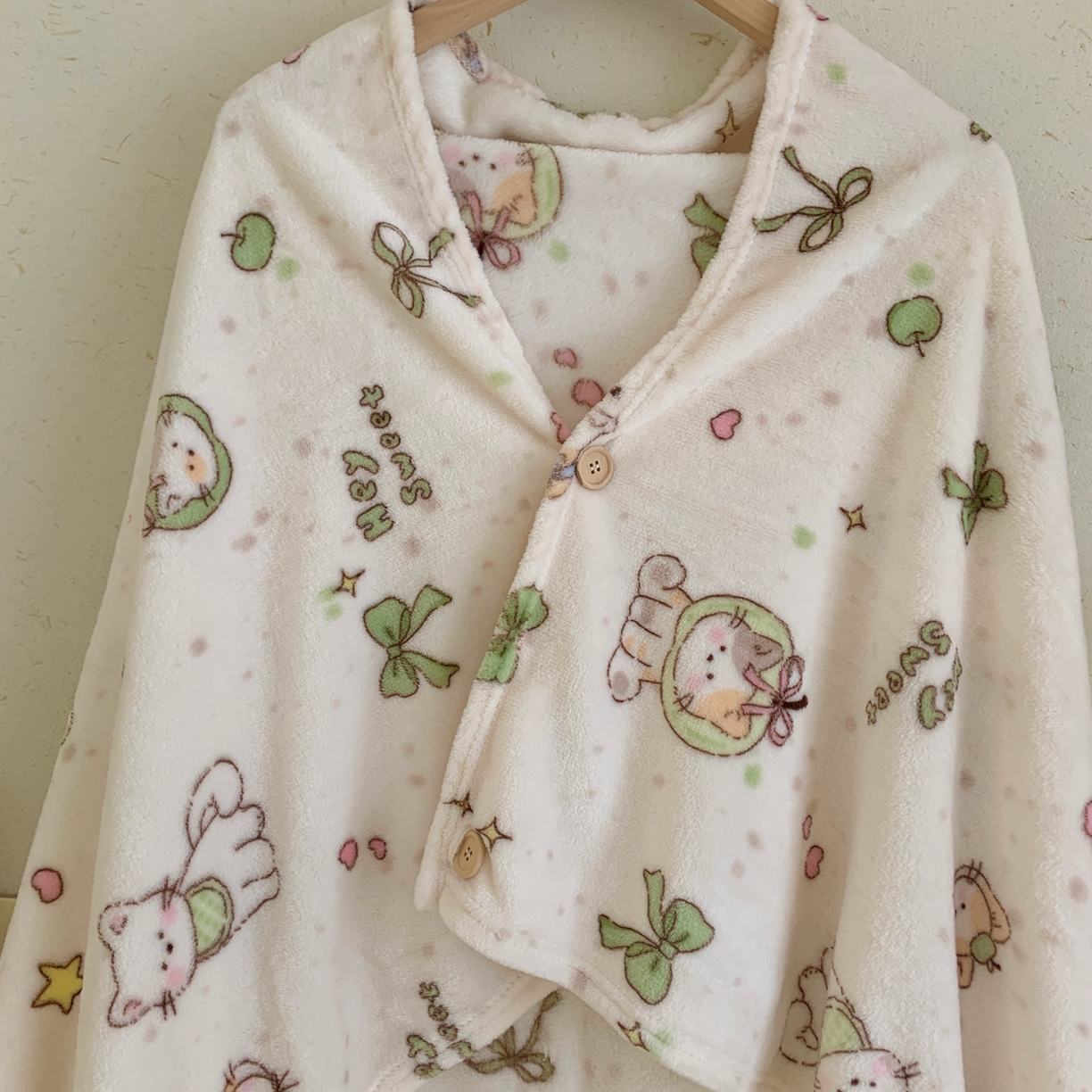 91家纺网 家纺一手货源 找家纺 桃喜 2025秋冬新款双面牛奶绒披肩毯毛毯毯子 绿苹果小猫（双面绒披肩毯）