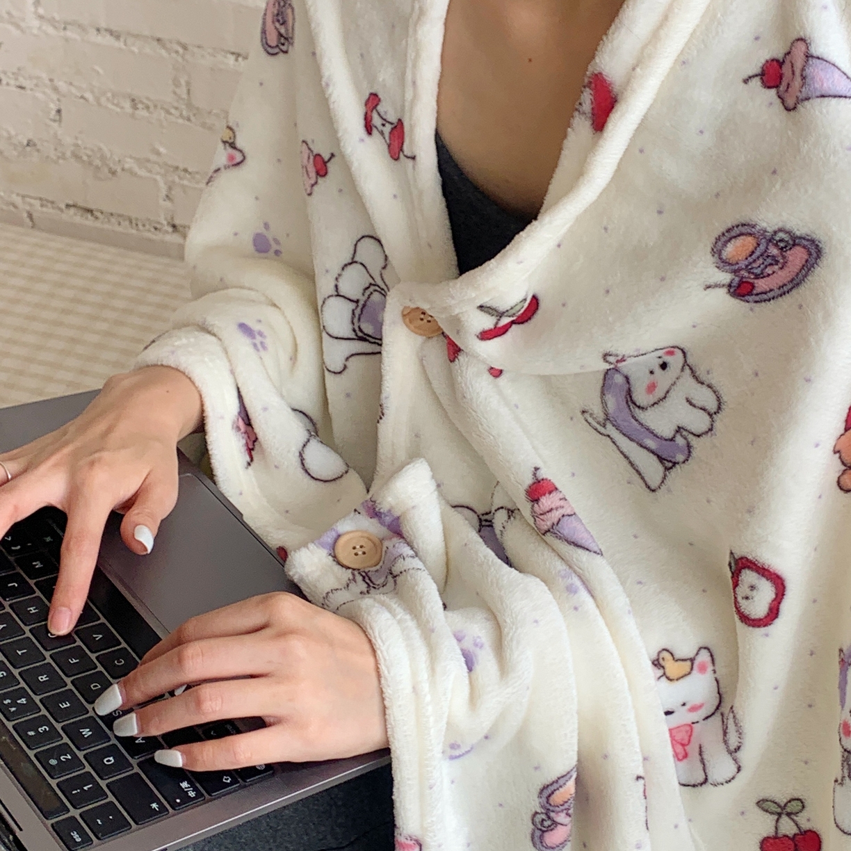 91家纺网 家纺一手货源 找家纺 桃喜 2025秋冬新款双面牛奶绒披肩毯毛毯毯子 红苹果狗狗（双面绒披肩毯）