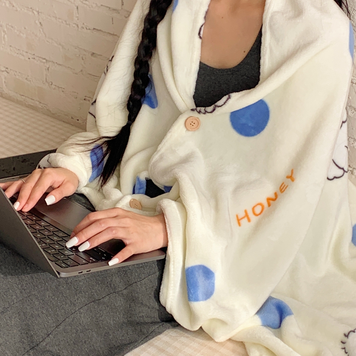 91家纺网 家纺一手货源 找家纺 桃喜 2025秋冬新款双面牛奶绒披肩毯毛毯毯子 波点小狗（双面绒披肩毯）