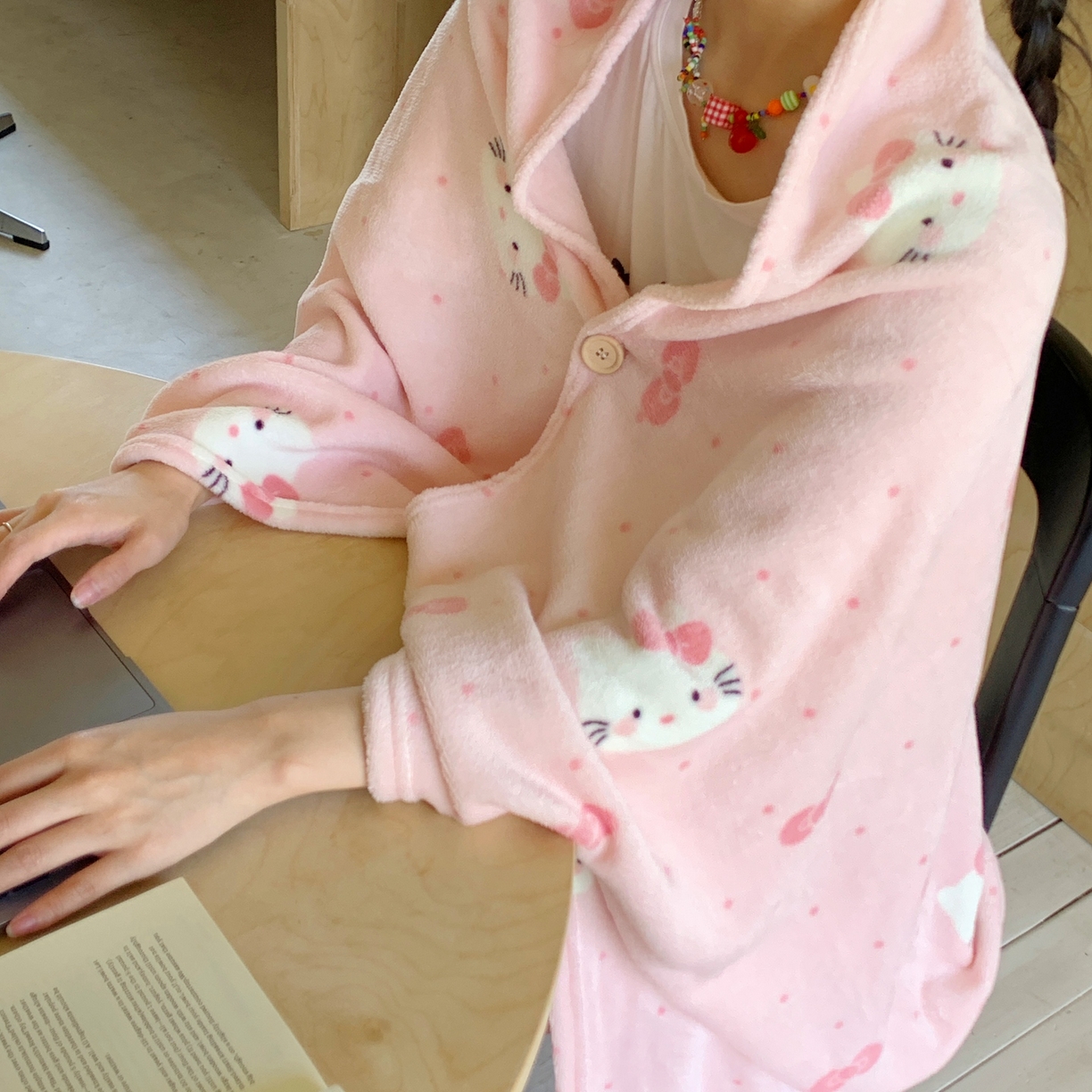 91家纺网 家纺一手货源 找家纺 桃喜 2025秋冬新款双面牛奶绒披肩毯毛毯毯子 超甜小猫（双面绒披肩毯）