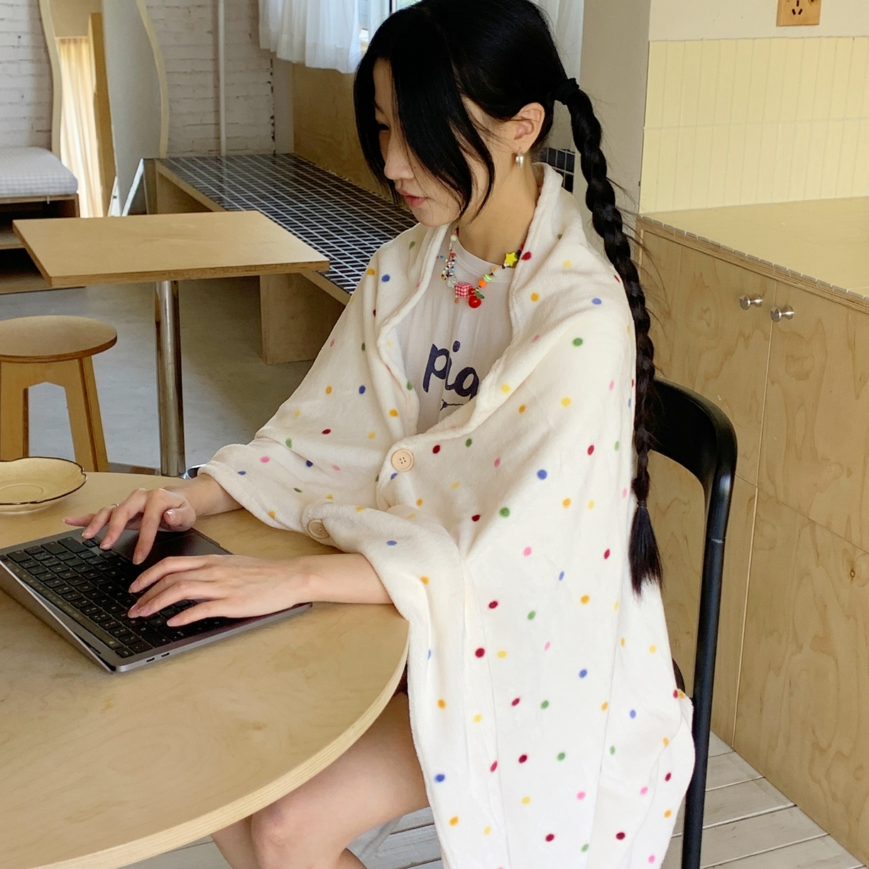 91家纺网 家纺一手货源 找家纺 桃喜 2025秋冬新款双面牛奶绒披肩毯毛毯毯子 彩色波点（双面绒披肩毯）