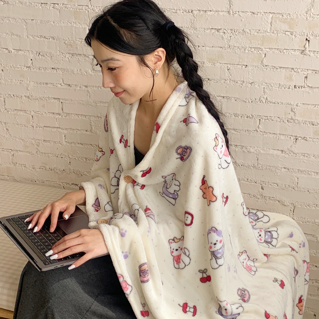 91家纺网 家纺一手货源 找家纺 桃喜 2025秋冬新款双面牛奶绒披肩毯毛毯毯子 红苹果狗狗（双面绒披肩毯）