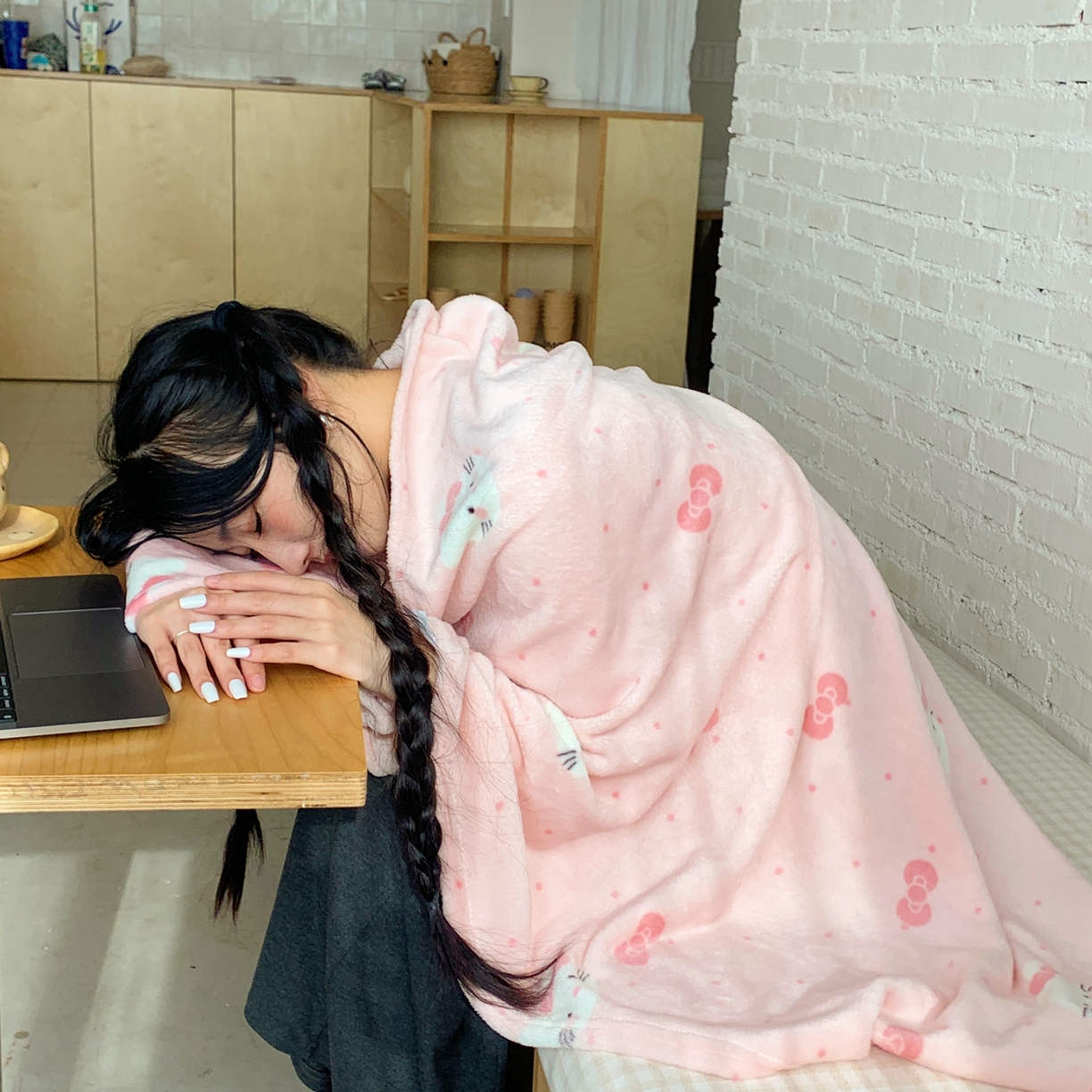 91家纺网 家纺一手货源 找家纺 桃喜 2025秋冬新款双面牛奶绒披肩毯毛毯毯子 超甜小猫（双面绒披肩毯）