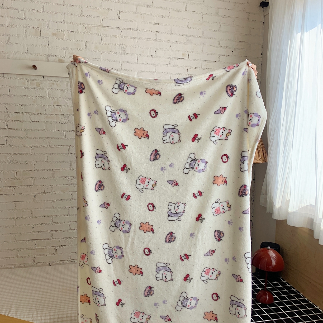 91家纺网 家纺一手货源 找家纺 桃喜 2025秋冬新款双面牛奶绒披肩毯毛毯毯子 红苹果狗狗（双面绒披肩毯）