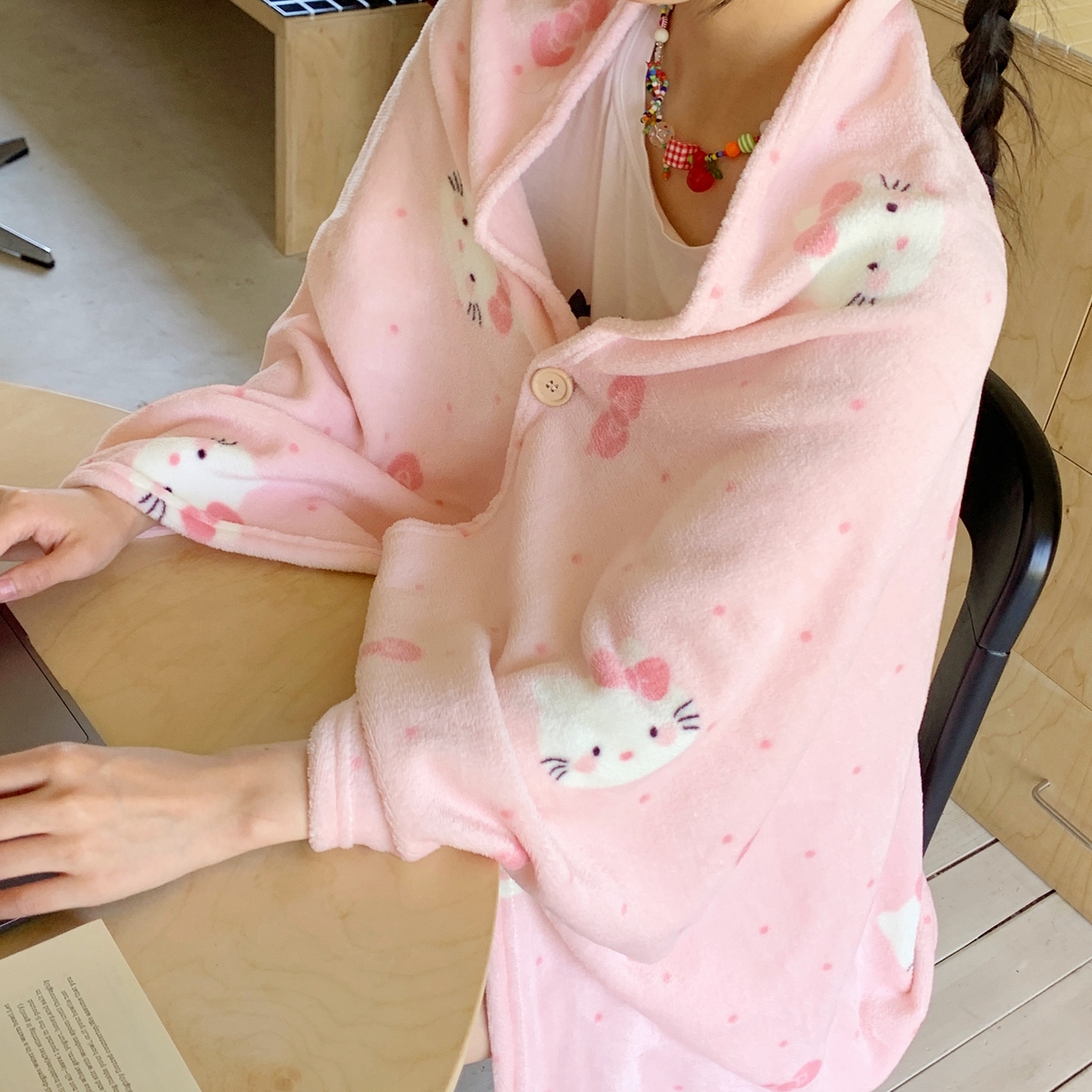 91家纺网 家纺一手货源 找家纺 桃喜 2025秋冬新款双面牛奶绒披肩毯毛毯毯子 超甜小猫（双面绒披肩毯）