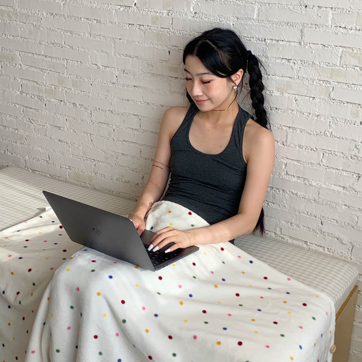 91家纺网 家纺一手货源 找家纺 桃喜 2025秋冬新款双面牛奶绒披肩毯毛毯毯子 彩色波点（双面绒披肩毯）