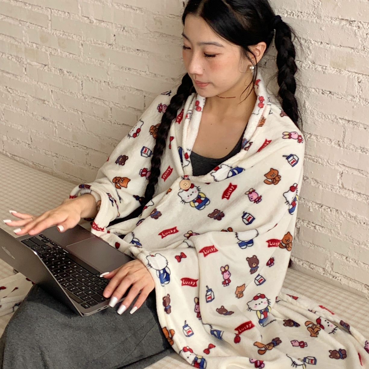 91家纺网 家纺一手货源 找家纺 桃喜 2025秋冬新款双面牛奶绒披肩毯毛毯毯子 背带裤小猫（双面绒披肩毯）