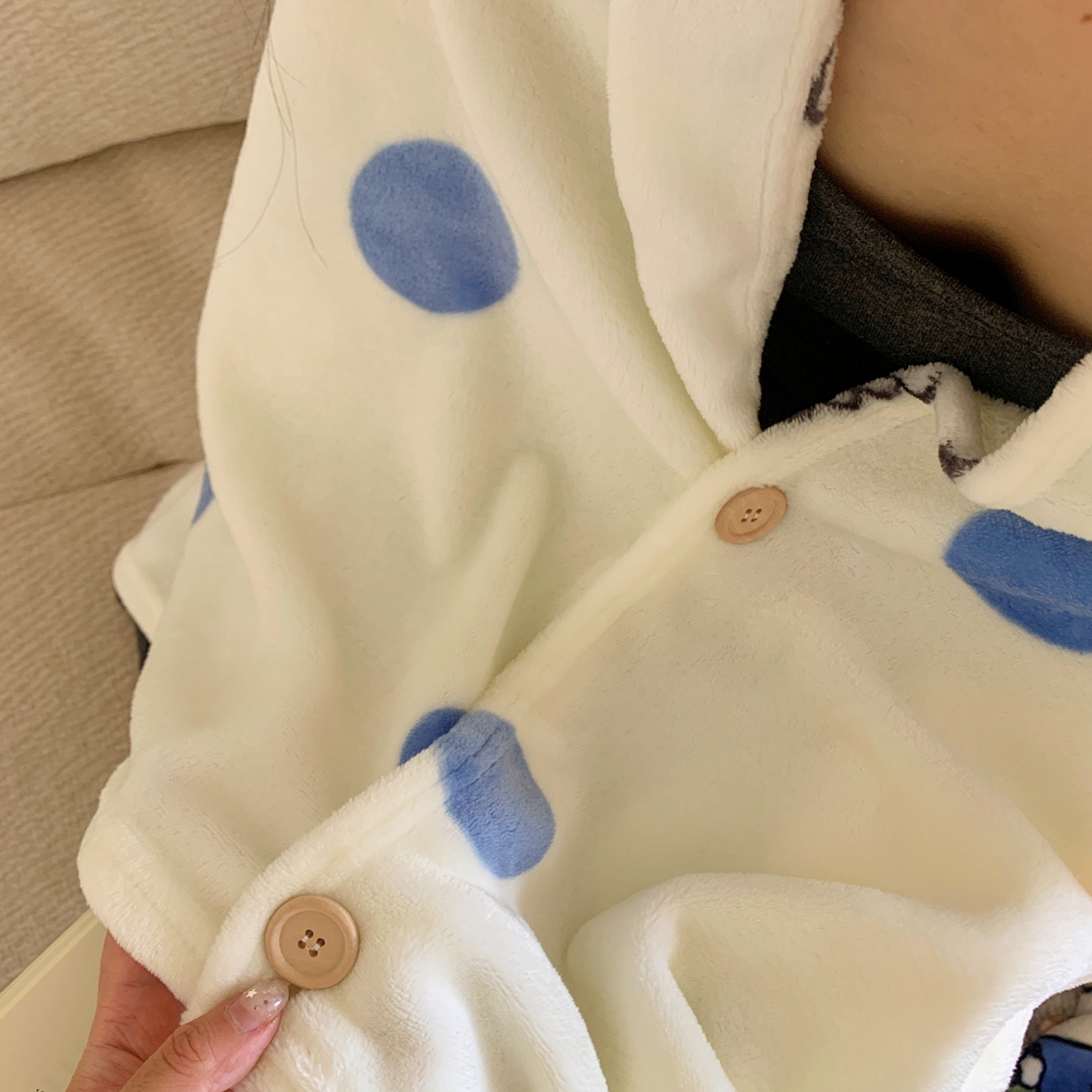 91家纺网 家纺一手货源 找家纺 桃喜 2025秋冬新款双面牛奶绒披肩毯毛毯毯子 波点小狗（双面绒披肩毯）