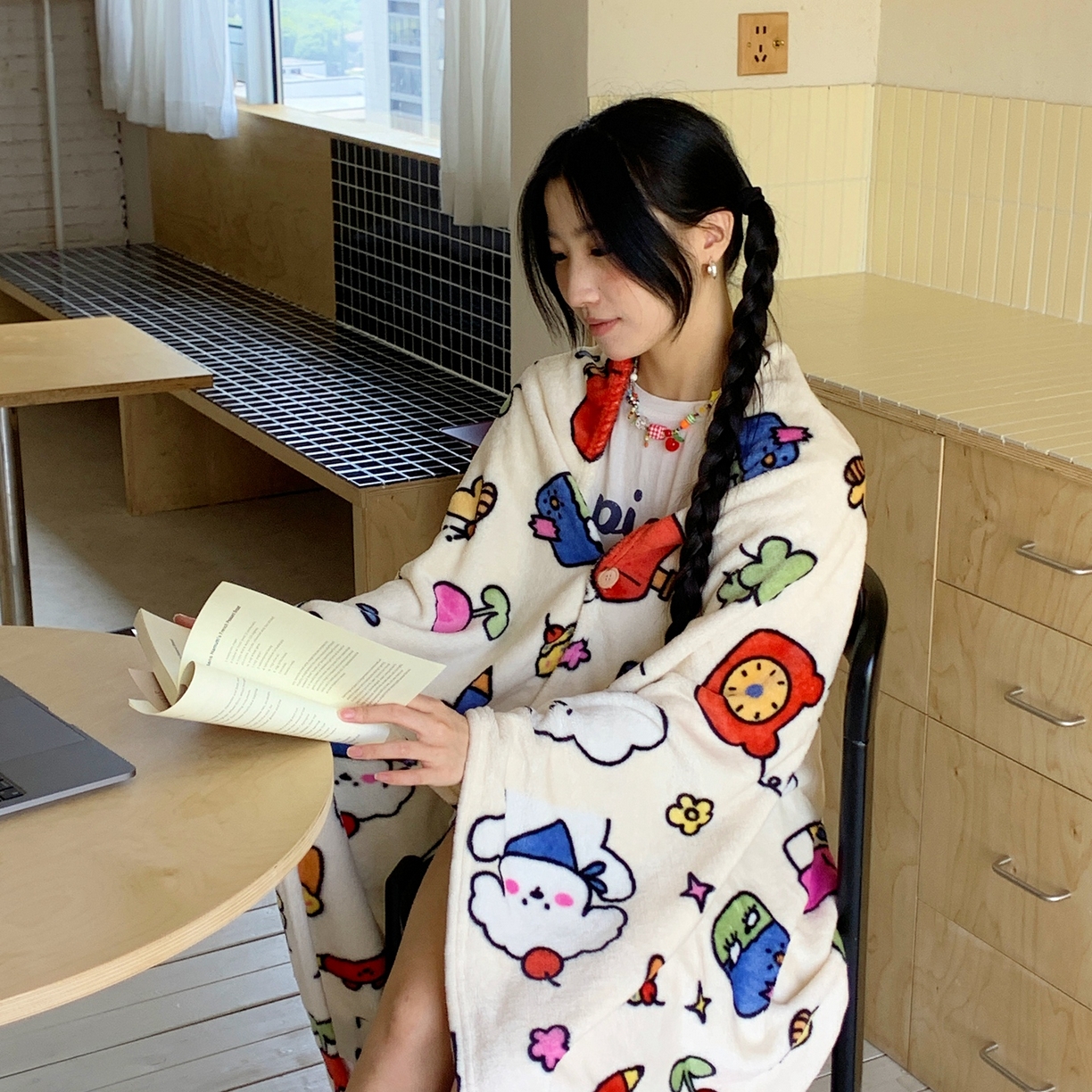 91家纺网 家纺一手货源 找家纺 桃喜 2025秋冬新款双面牛奶绒披肩毯毛毯毯子 涂鸦乐园（双面绒披肩毯）