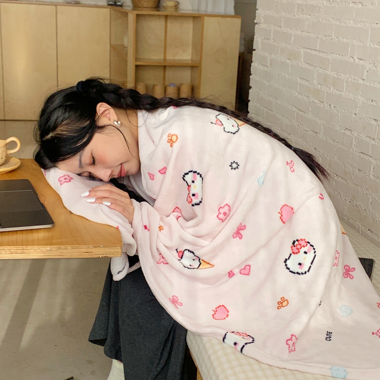 91家纺网 家纺一手货源 找家纺 桃喜 2025秋冬新款双面牛奶绒披肩毯毛毯毯子 马赛克小猫粉（双面绒披肩毯）