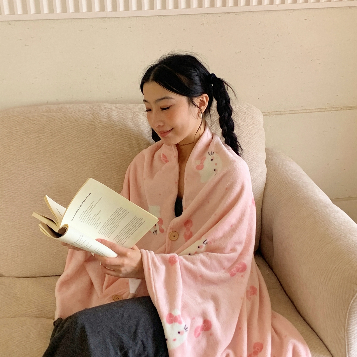 91家纺网 家纺一手货源 找家纺 桃喜 2025秋冬新款双面牛奶绒披肩毯毛毯毯子 超甜小猫（双面绒披肩毯）