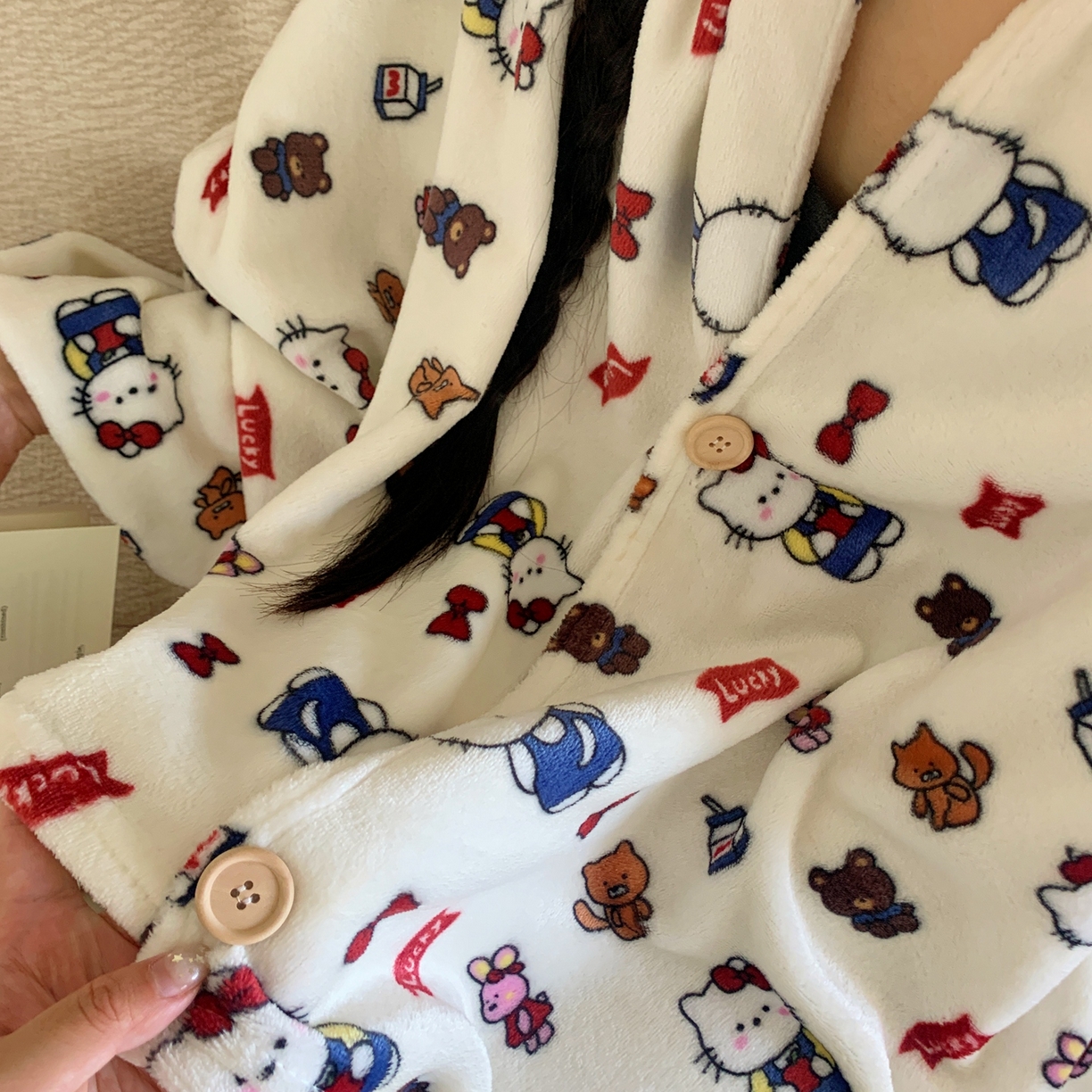 91家纺网 家纺一手货源 找家纺 桃喜 2025秋冬新款双面牛奶绒披肩毯毛毯毯子 背带裤小猫（双面绒披肩毯）