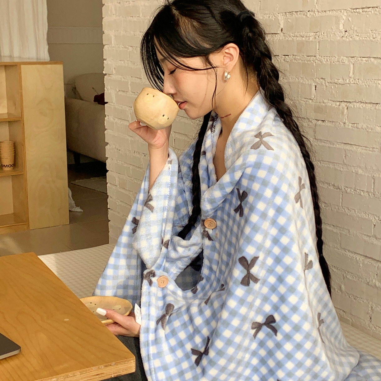 91家纺网 家纺一手货源 找家纺 桃喜 2025秋冬新款双面牛奶绒披肩毯毛毯毯子 蓝格子蝴蝶结（双面绒披肩毯）