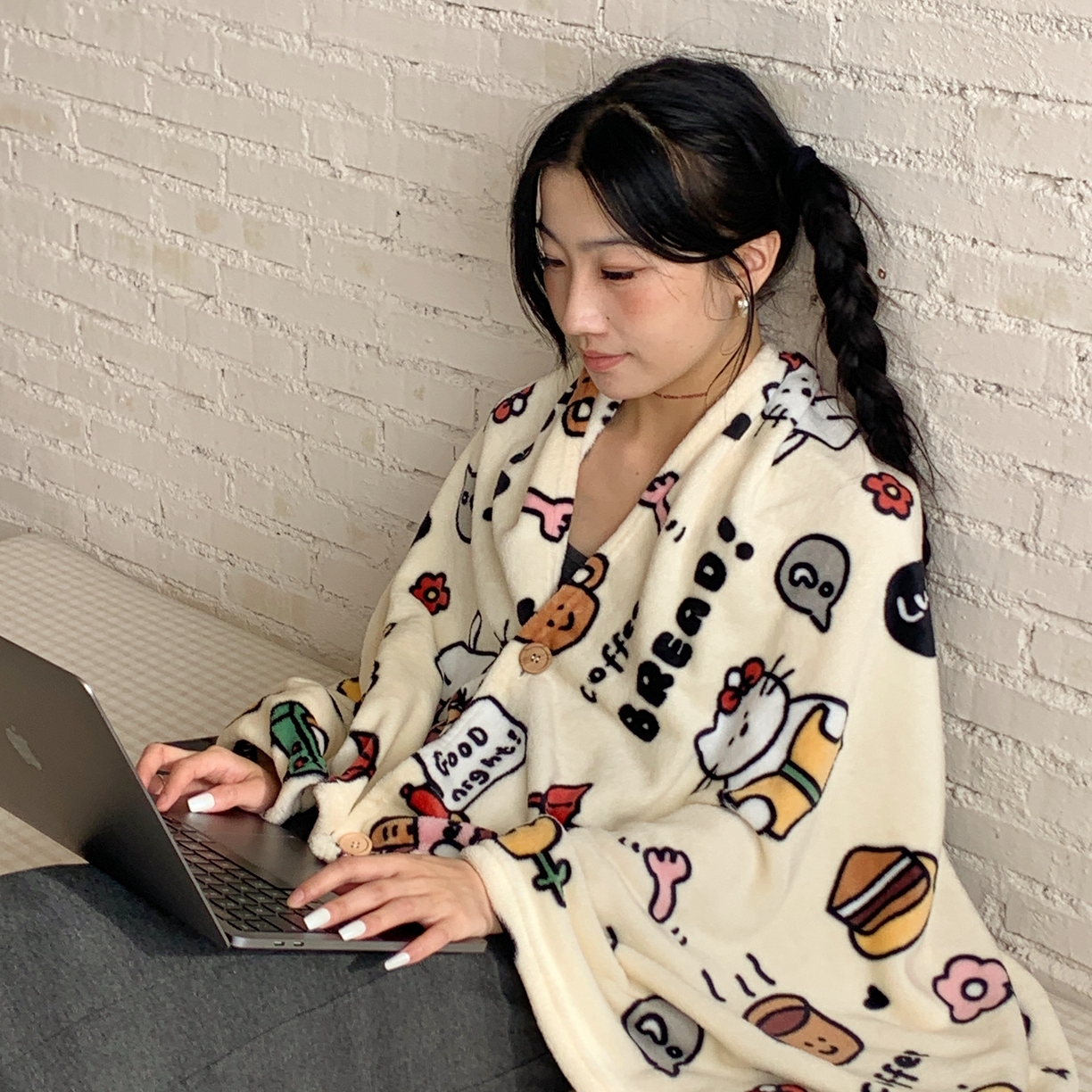 91家纺网 家纺一手货源 找家纺 桃喜 2025秋冬新款双面牛奶绒披肩毯毛毯毯子 小猫笔记（双面绒披肩毯）