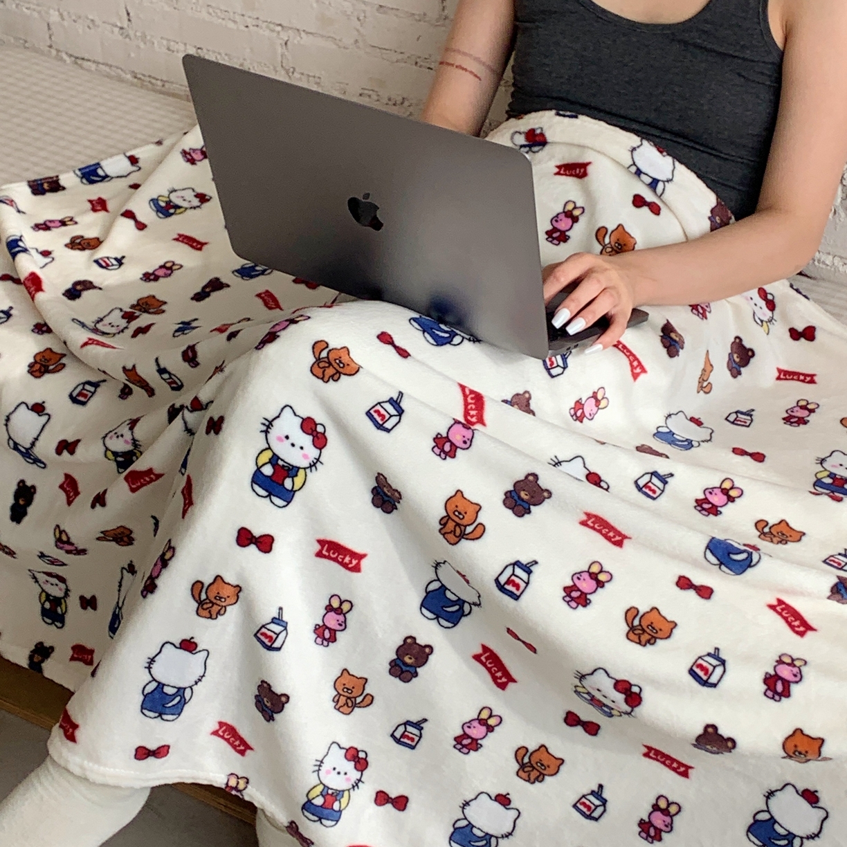 91家纺网 家纺一手货源 找家纺 桃喜 2025秋冬新款双面牛奶绒披肩毯毛毯毯子 背带裤小猫（双面绒披肩毯）