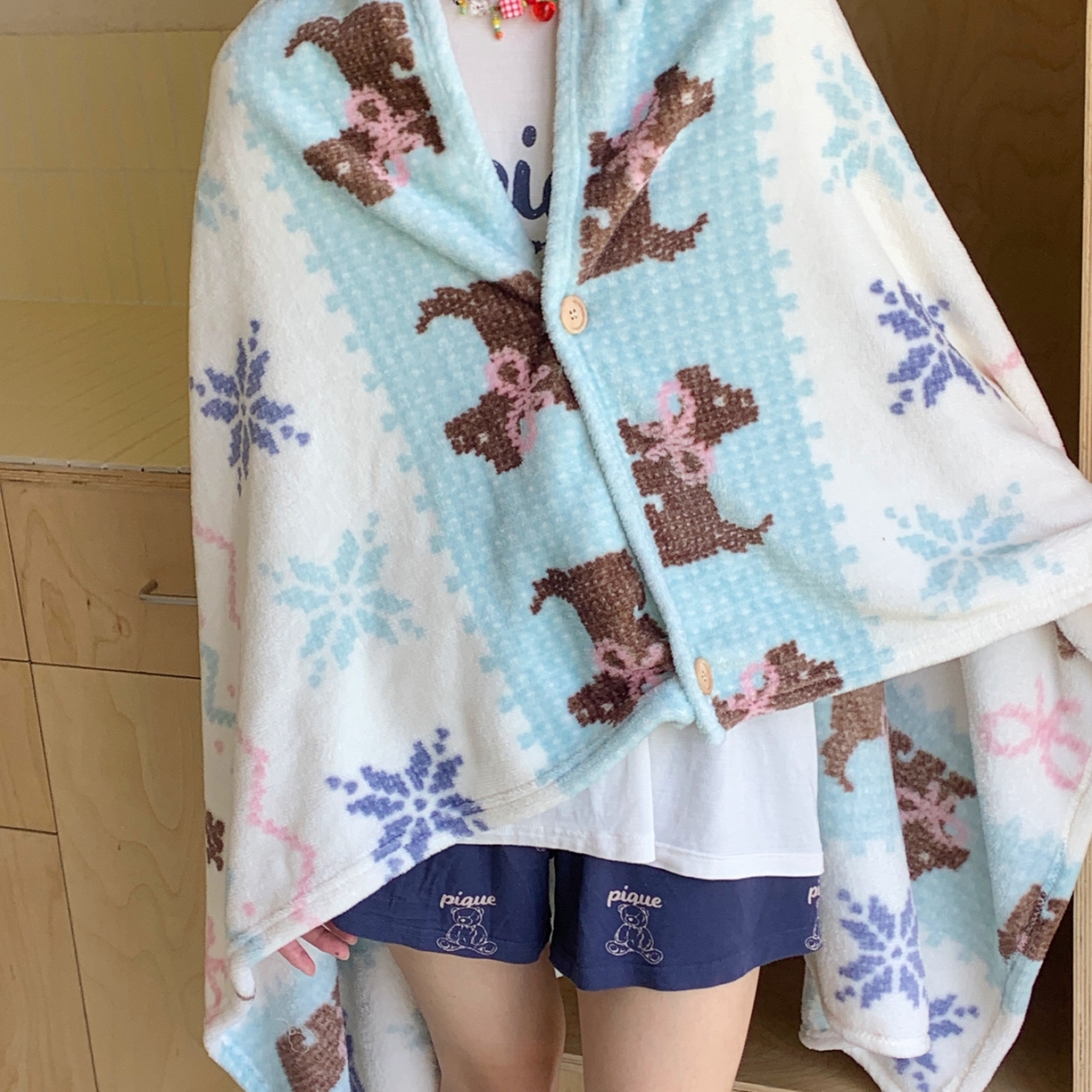 91家纺网 家纺一手货源 找家纺 桃喜 2025秋冬新款双面牛奶绒披肩毯毛毯毯子 费尔岛狗狗蓝（双面绒披肩毯）