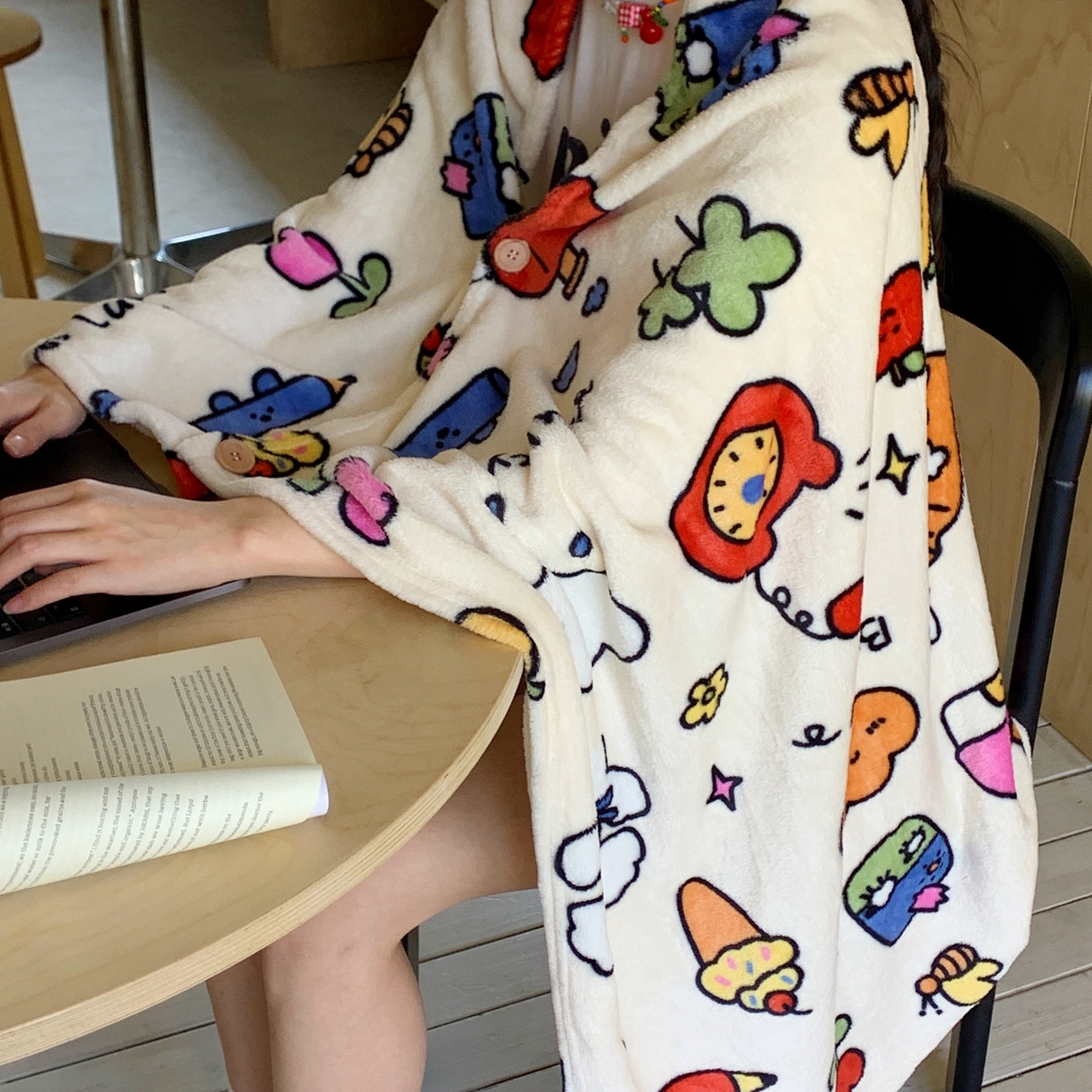 91家纺网 家纺一手货源 找家纺 桃喜 2025秋冬新款双面牛奶绒披肩毯毛毯毯子 涂鸦乐园（双面绒披肩毯）