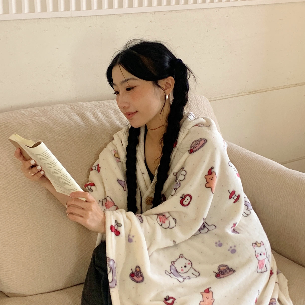 91家纺网 家纺一手货源 找家纺 桃喜 2025秋冬新款双面牛奶绒披肩毯毛毯毯子 红苹果狗狗（双面绒披肩毯）