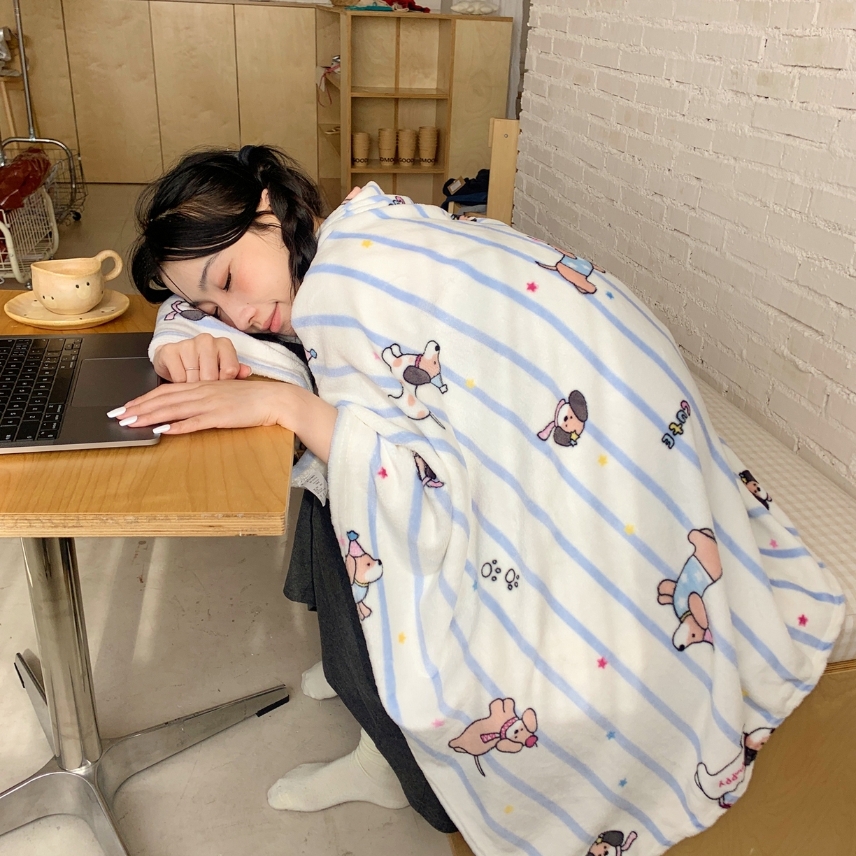 91家纺网 家纺一手货源 找家纺 桃喜 2025秋冬新款双面牛奶绒披肩毯毛毯毯子 星星腊肠狗（双面绒披肩毯）