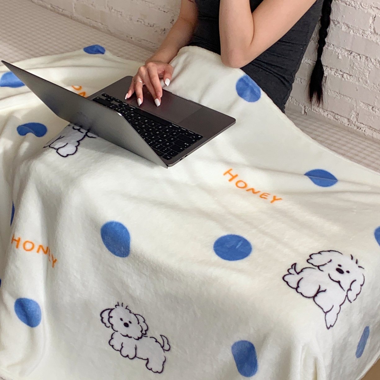 91家纺网 家纺一手货源 找家纺 桃喜 2025秋冬新款双面牛奶绒披肩毯毛毯毯子 波点小狗（双面绒披肩毯）