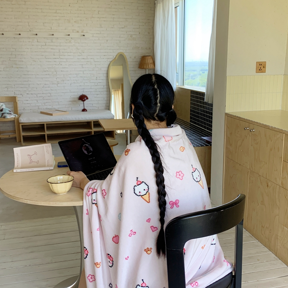 91家纺网 家纺一手货源 找家纺 桃喜 2025秋冬新款双面牛奶绒披肩毯毛毯毯子 马赛克小猫粉（双面绒披肩毯）