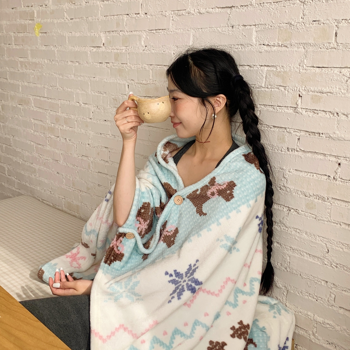 91家纺网 家纺一手货源 找家纺 桃喜 2025秋冬新款双面牛奶绒披肩毯毛毯毯子 费尔岛狗狗蓝（双面绒披肩毯）