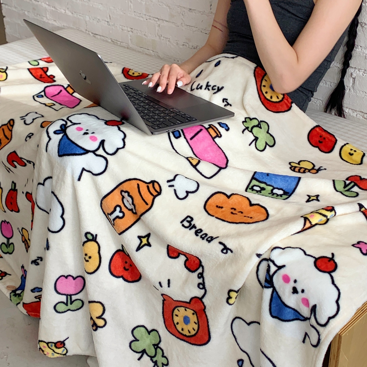 91家纺网 家纺一手货源 找家纺 桃喜 2025秋冬新款双面牛奶绒披肩毯毛毯毯子 涂鸦乐园（双面绒披肩毯）