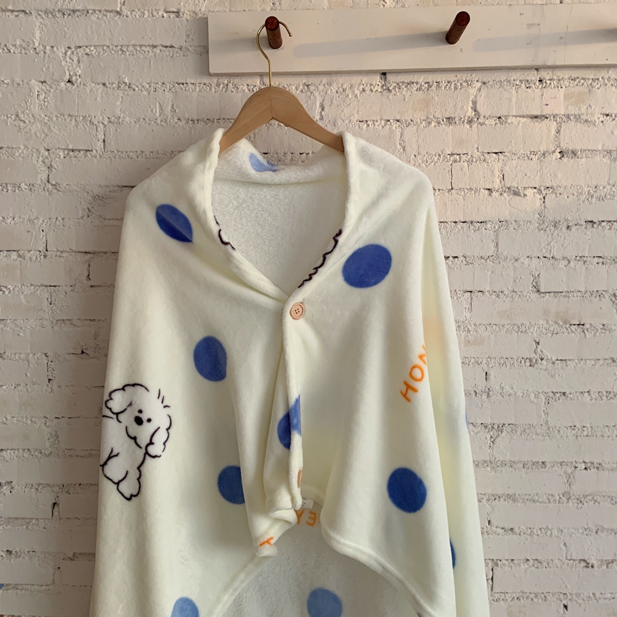 91家纺网 家纺一手货源 找家纺 桃喜 2025秋冬新款双面牛奶绒披肩毯毛毯毯子 波点小狗（双面绒披肩毯）