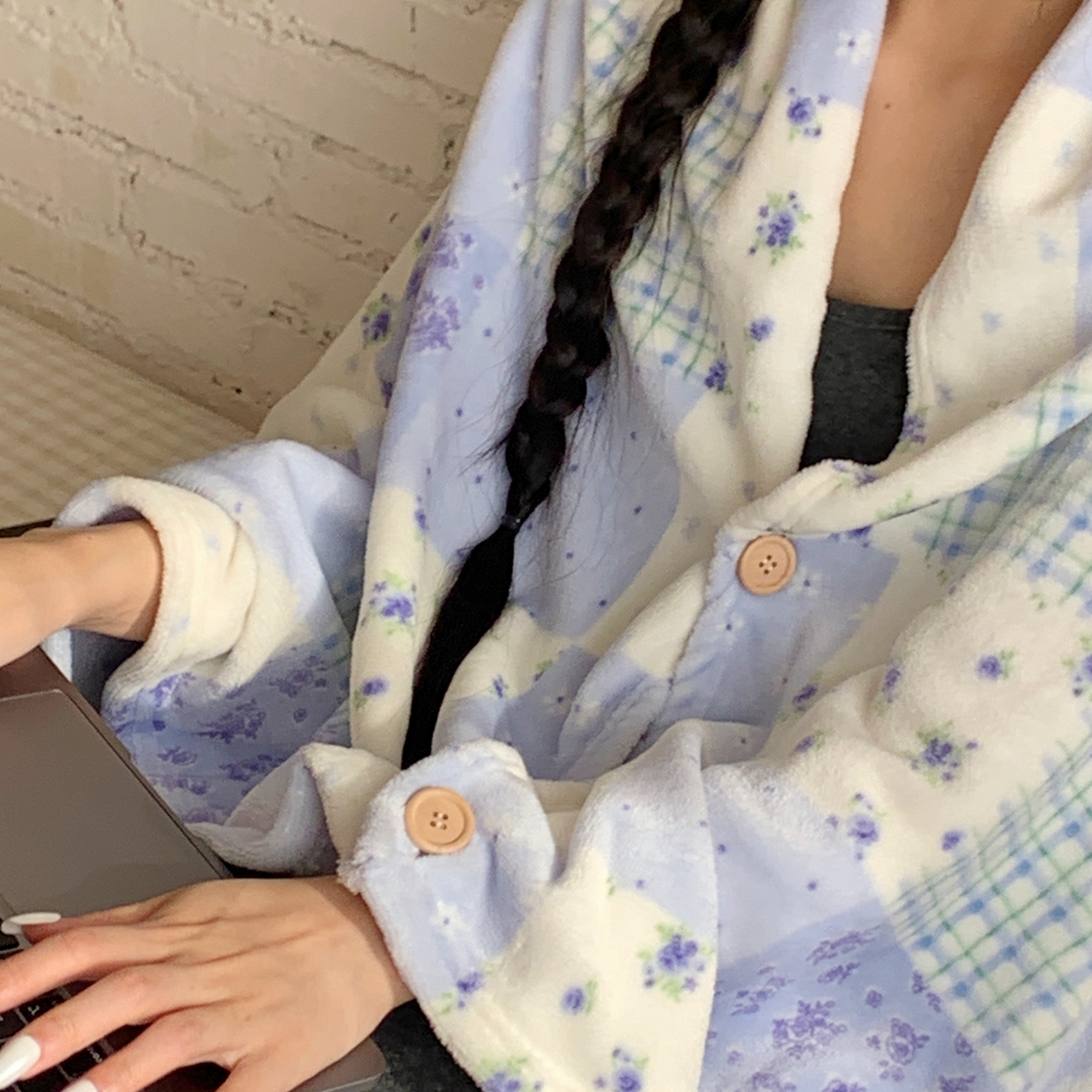 91家纺网 家纺一手货源 找家纺 桃喜 2025秋冬新款双面牛奶绒披肩毯毛毯毯子 蓝风铃（双面绒披肩毯）