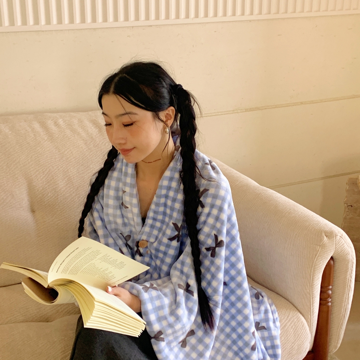 91家纺网 家纺一手货源 找家纺 桃喜 2025秋冬新款双面牛奶绒披肩毯毛毯毯子 蓝格子蝴蝶结（双面绒披肩毯）