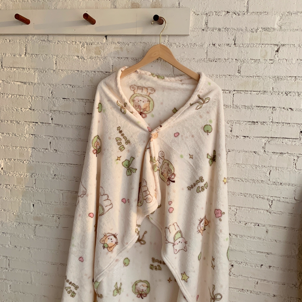 91家纺网 家纺一手货源 找家纺 桃喜 2025秋冬新款双面牛奶绒披肩毯毛毯毯子 绿苹果小猫（双面绒披肩毯）