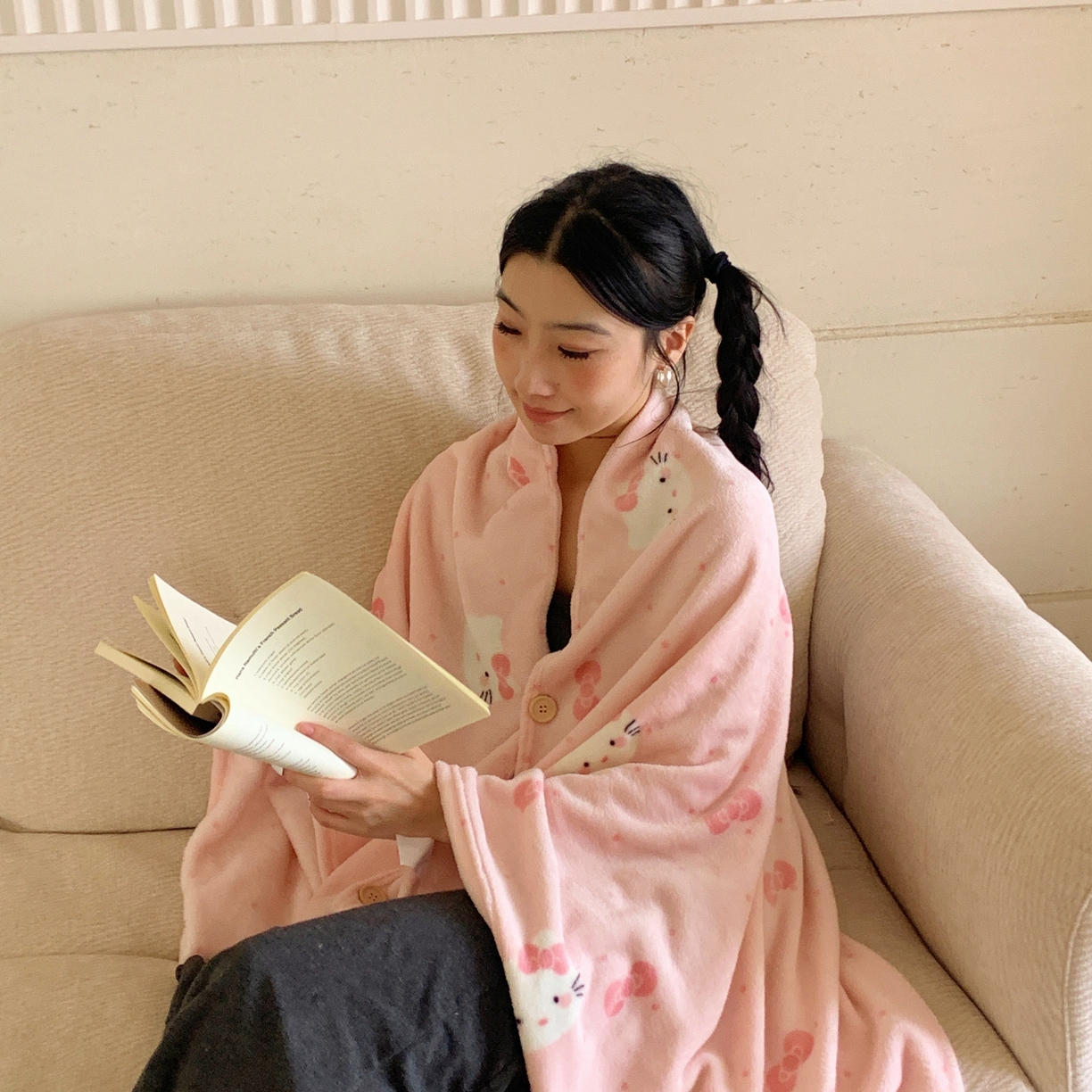 91家纺网 家纺一手货源 找家纺 桃喜 2025秋冬新款双面牛奶绒披肩毯毛毯毯子 超甜小猫（双面绒披肩毯）