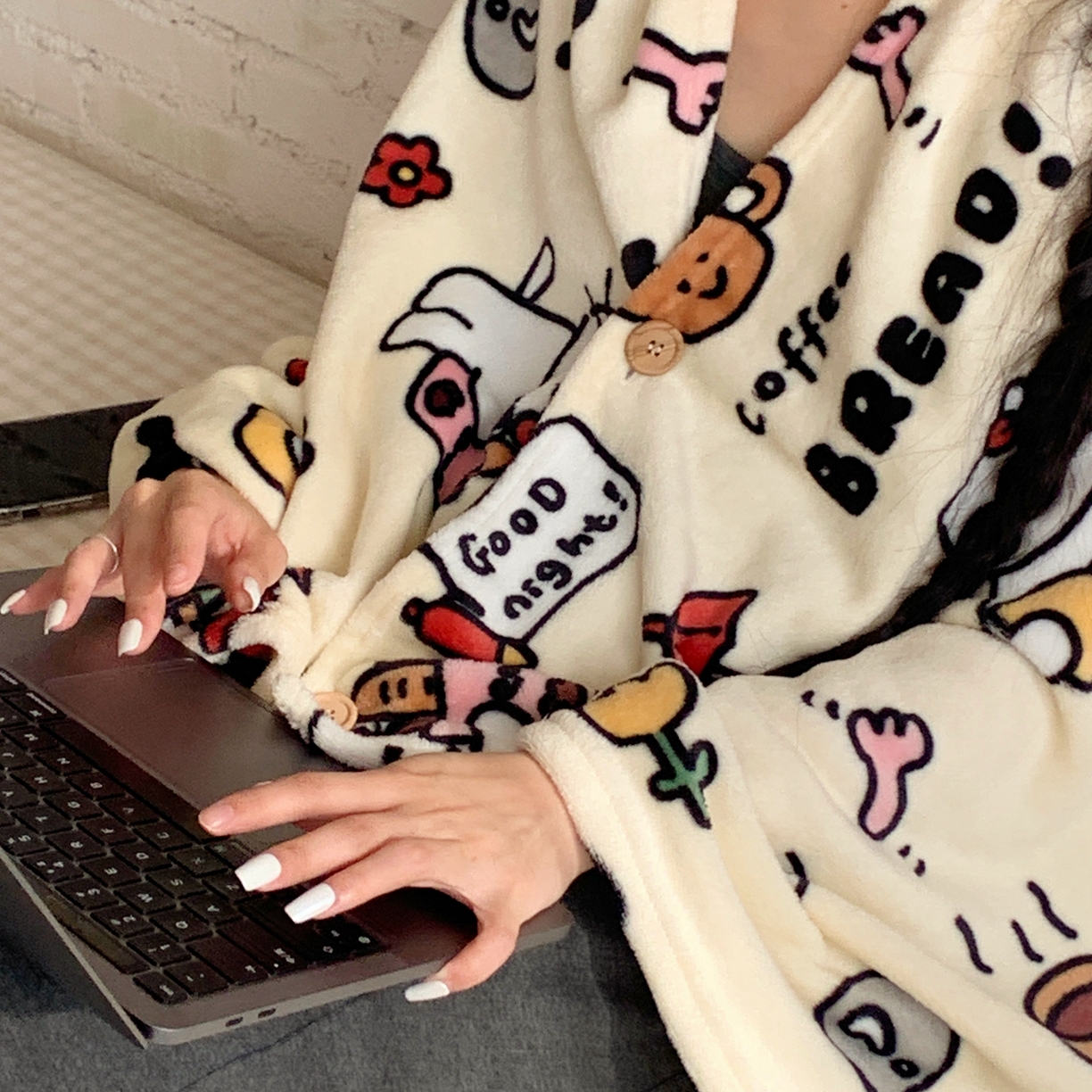 91家纺网 家纺一手货源 找家纺 桃喜 2025秋冬新款双面牛奶绒披肩毯毛毯毯子 小猫笔记（双面绒披肩毯）