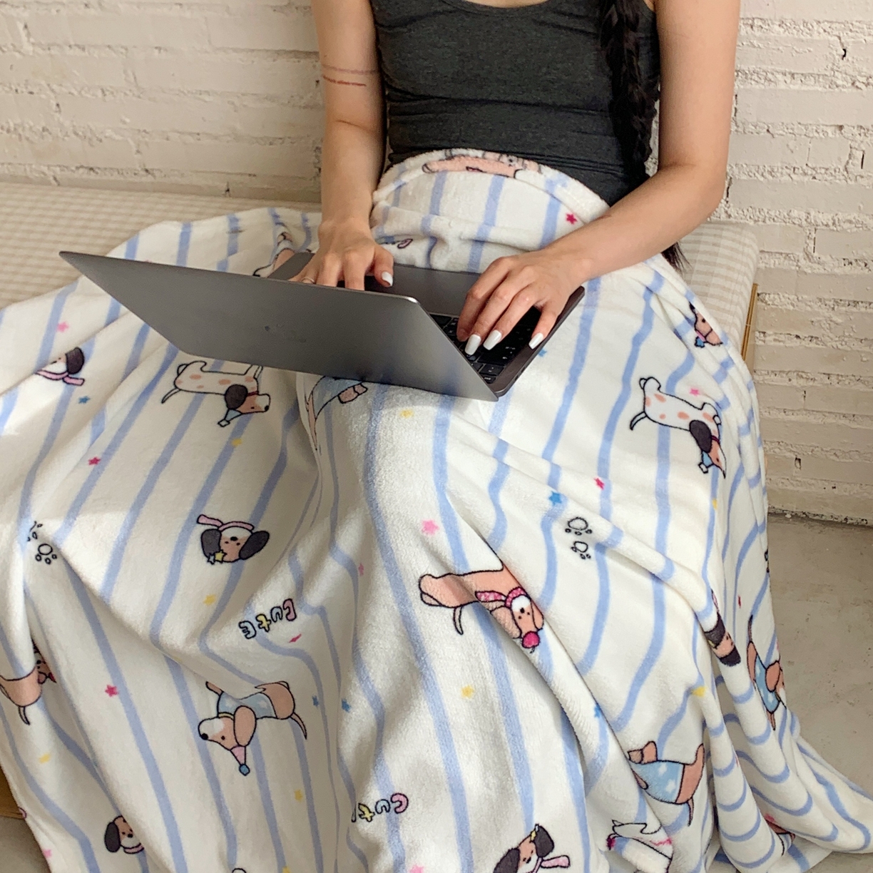 91家纺网 家纺一手货源 找家纺 桃喜 2025秋冬新款双面牛奶绒披肩毯毛毯毯子 星星腊肠狗（双面绒披肩毯）