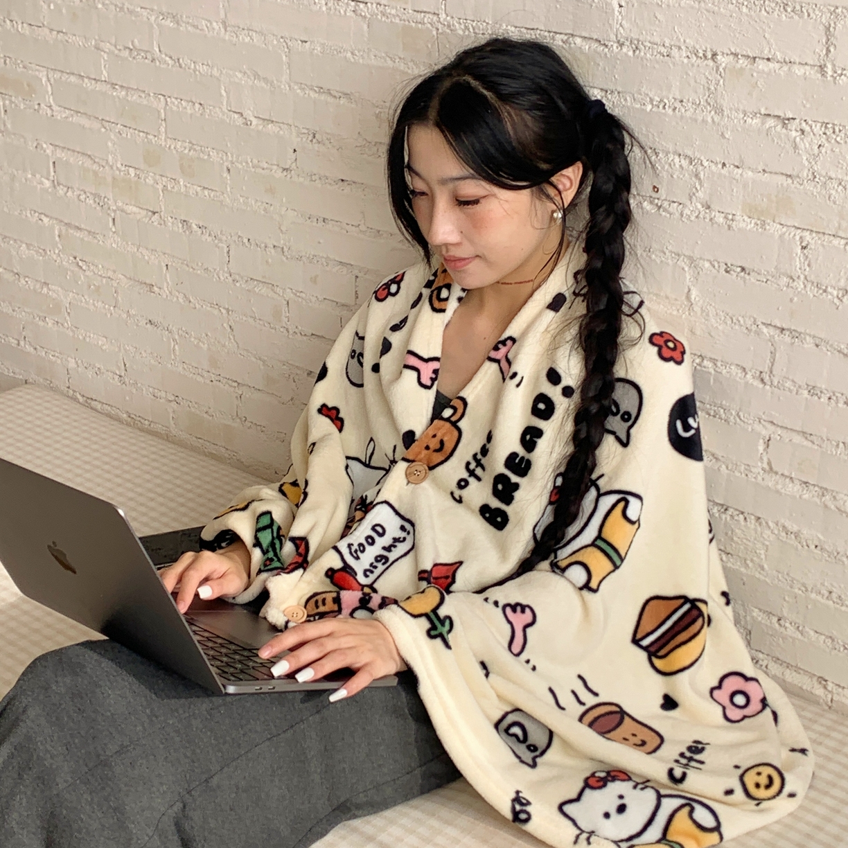 91家纺网 家纺一手货源 找家纺 桃喜 2025秋冬新款双面牛奶绒披肩毯毛毯毯子 小猫笔记（双面绒披肩毯）