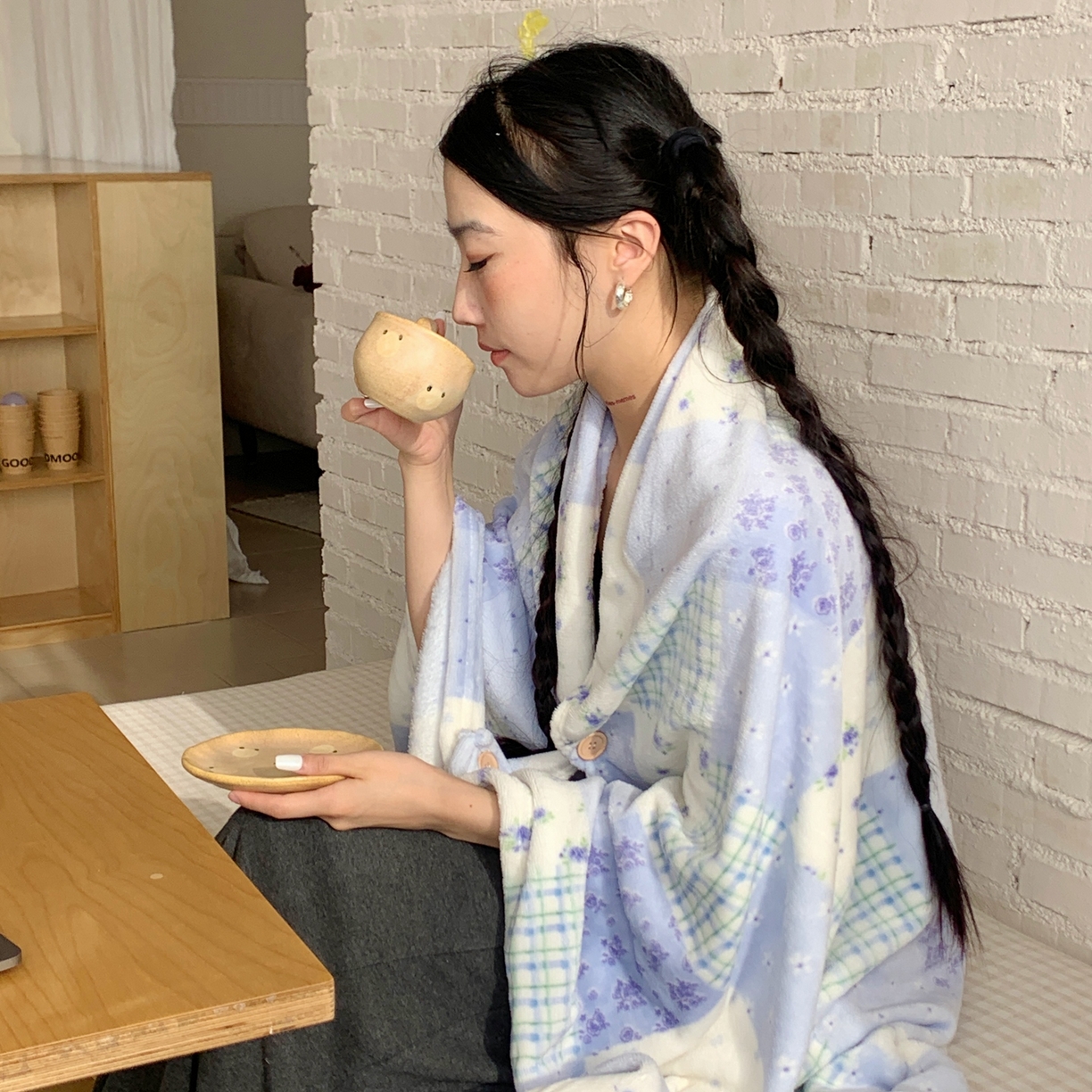 91家纺网 家纺一手货源 找家纺 桃喜 2025秋冬新款双面牛奶绒披肩毯毛毯毯子 蓝风铃（双面绒披肩毯）