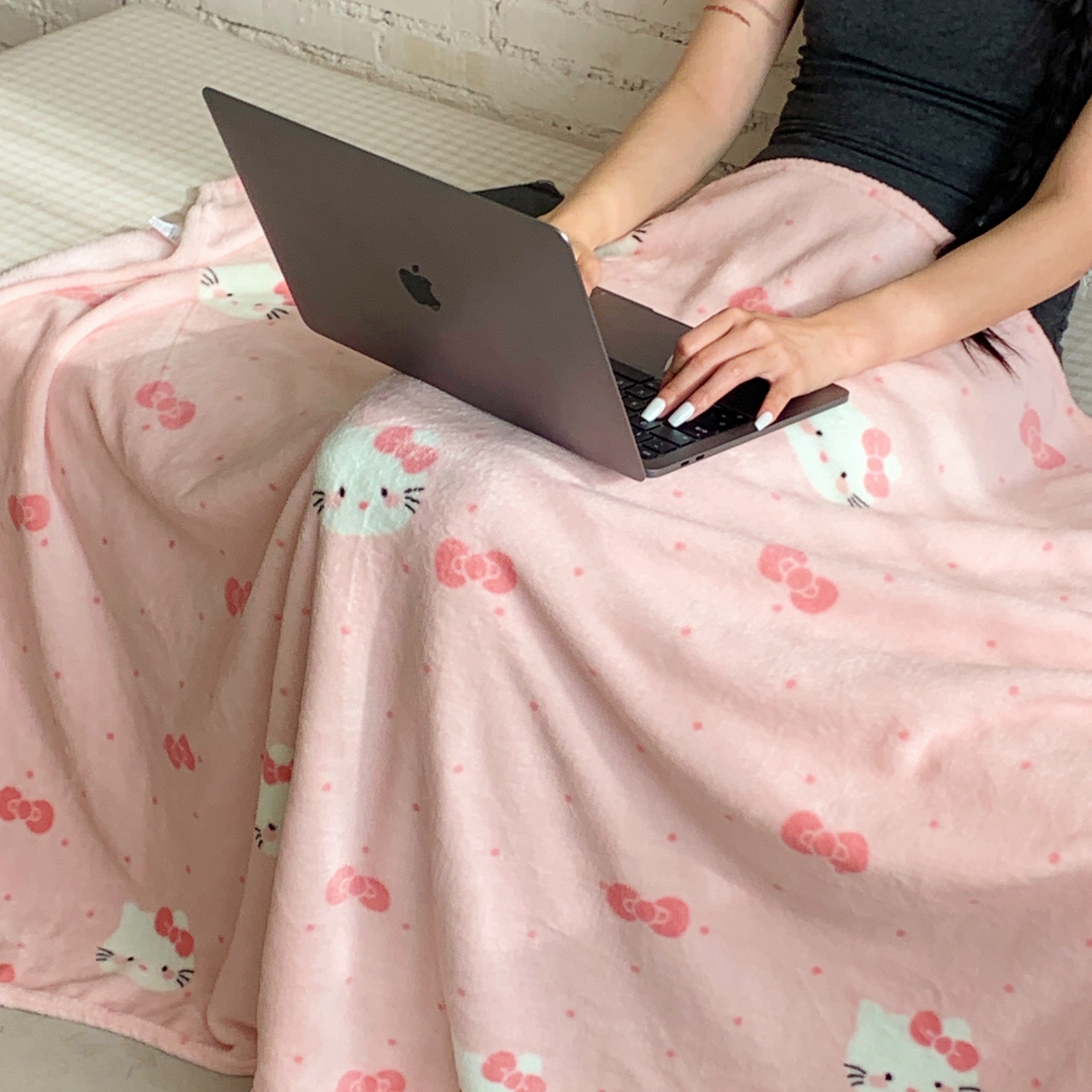 91家纺网 家纺一手货源 找家纺 桃喜 2025秋冬新款双面牛奶绒披肩毯毛毯毯子 超甜小猫（双面绒披肩毯）