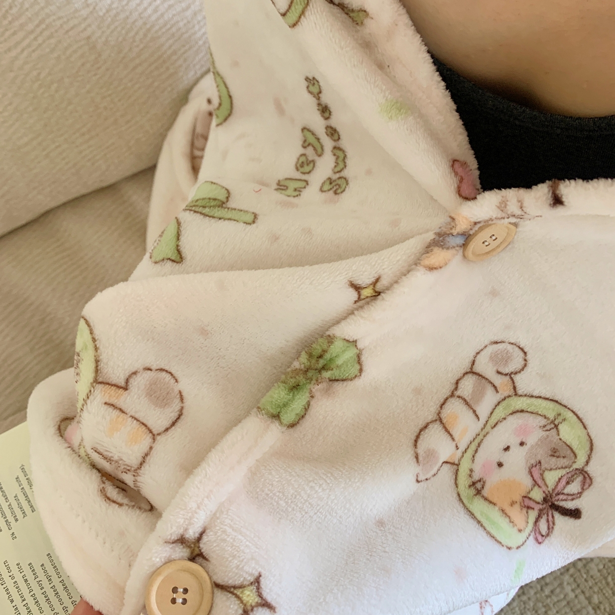 91家纺网 家纺一手货源 找家纺 桃喜 2025秋冬新款双面牛奶绒披肩毯毛毯毯子 绿苹果小猫（双面绒披肩毯）